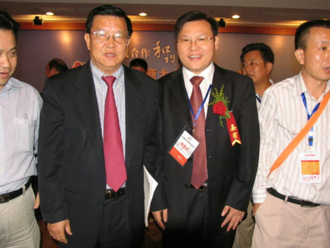 天欣科技董事長(cháng)王五星與入世談判專(zhuān)家、博鰲論壇秘書(shū)長(cháng)龍永圖合影